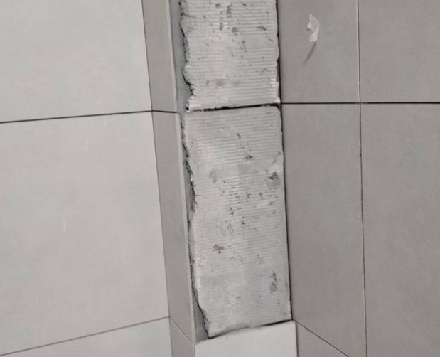 永登瓷砖空鼓维修公司分享下瓷砖施工前基层浇水润湿程度不足，可能导致以下问题