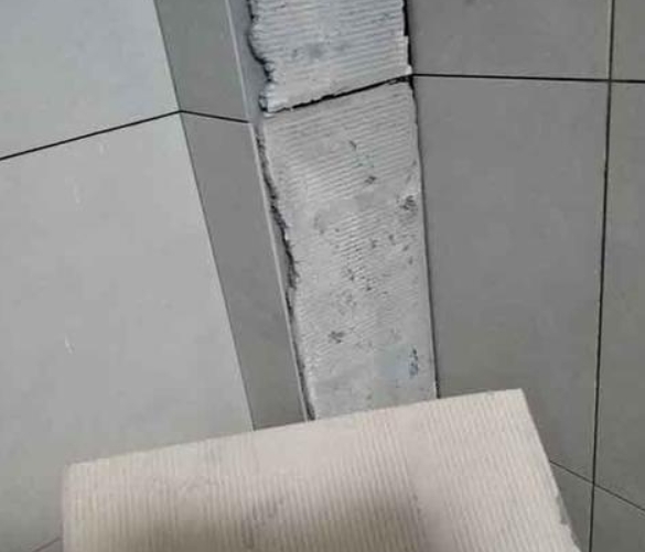 永登瓷砖空鼓维修公司分享下厨房瓷砖脱落的补救措施。